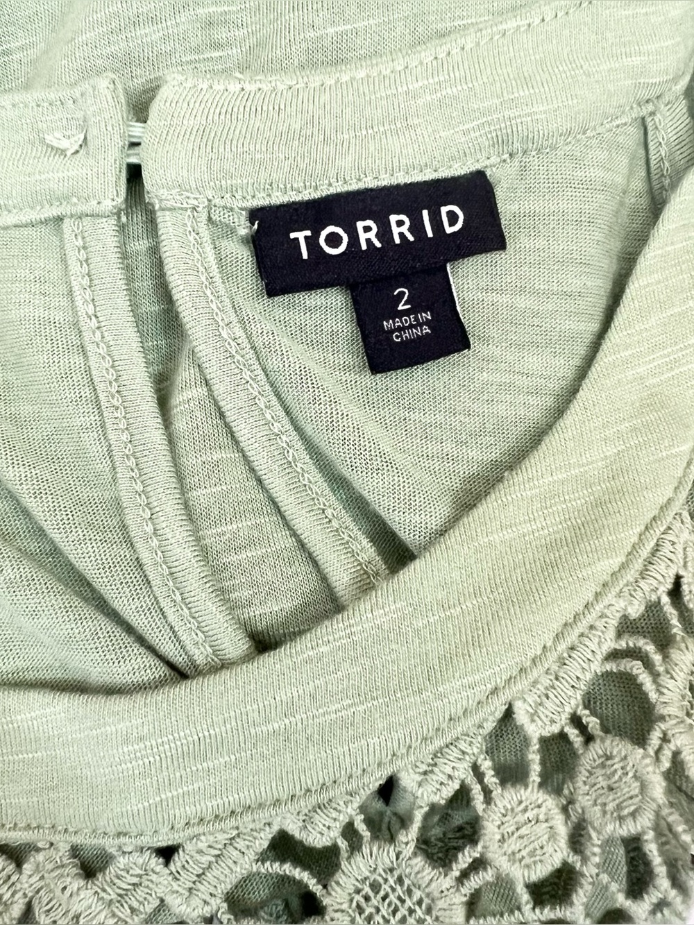 TORRID Green Crochet Neck Cold Shoulder Long Sleeve Sharkbite Hem Top Size 2X - Picture 13 of 16